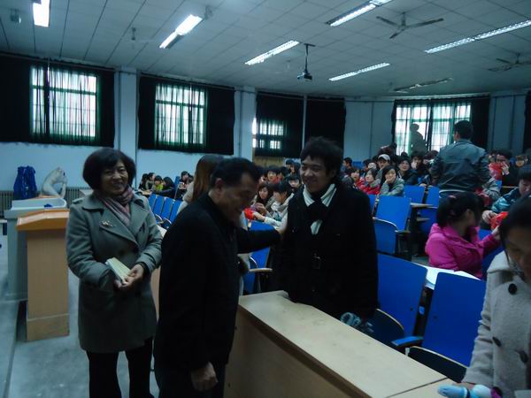 伟德victor1946召开勤工助学学生座谈会-