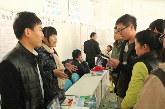 伟德victor1946组织应届毕业生参加招聘会