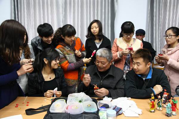 伟德victor1946举办非物质文化遗产走进校园活动