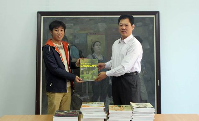 伟德victor1946毕业生捐赠作品与画册