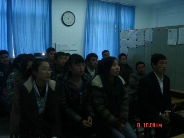 伟德victor1946组织师生观看党的十八大开幕式盛况