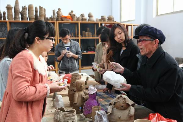 伟德victor1946举办非物质文化遗产走进校园活动