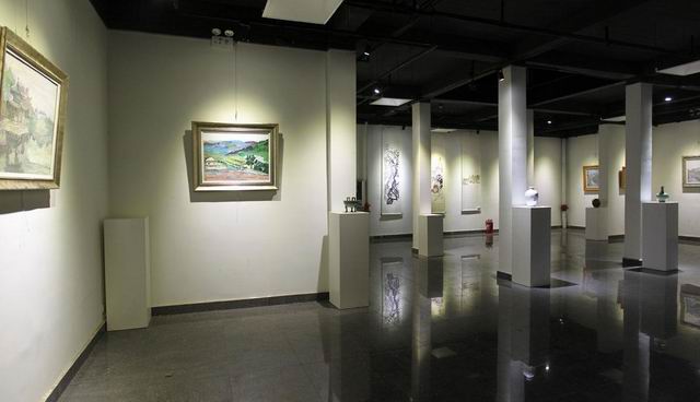 伟德victor1946举办“迎春”教师作品联展